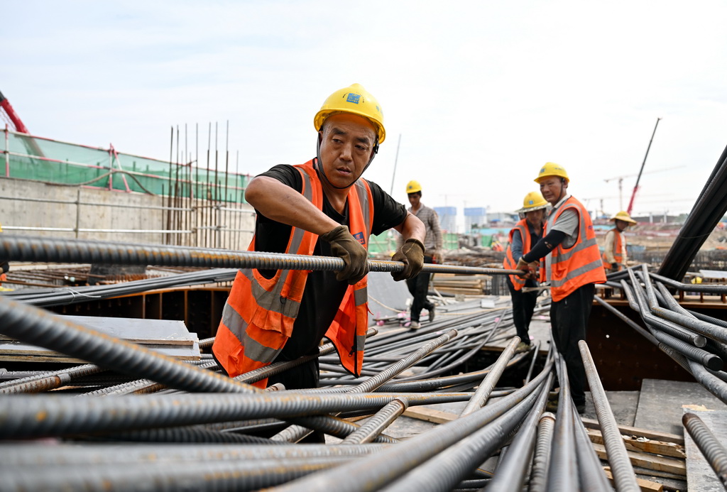 9月12日,工人在雄忻高铁雄安地下段及相关配套工程四标段建设现场搬运钢筋。