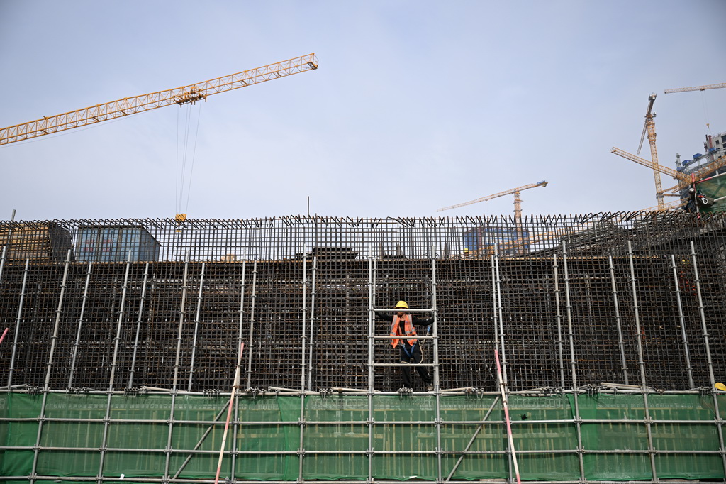 9月12日,工人在雄忻高铁雄安地下段及相关配套工程四标段建设现场作业。