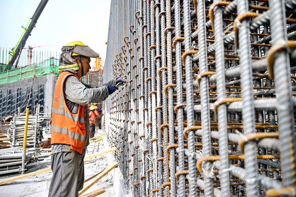 9月12日,工人在雄忻高铁雄安地下段及相关配套工程四标段建设现场捆绑钢筋。