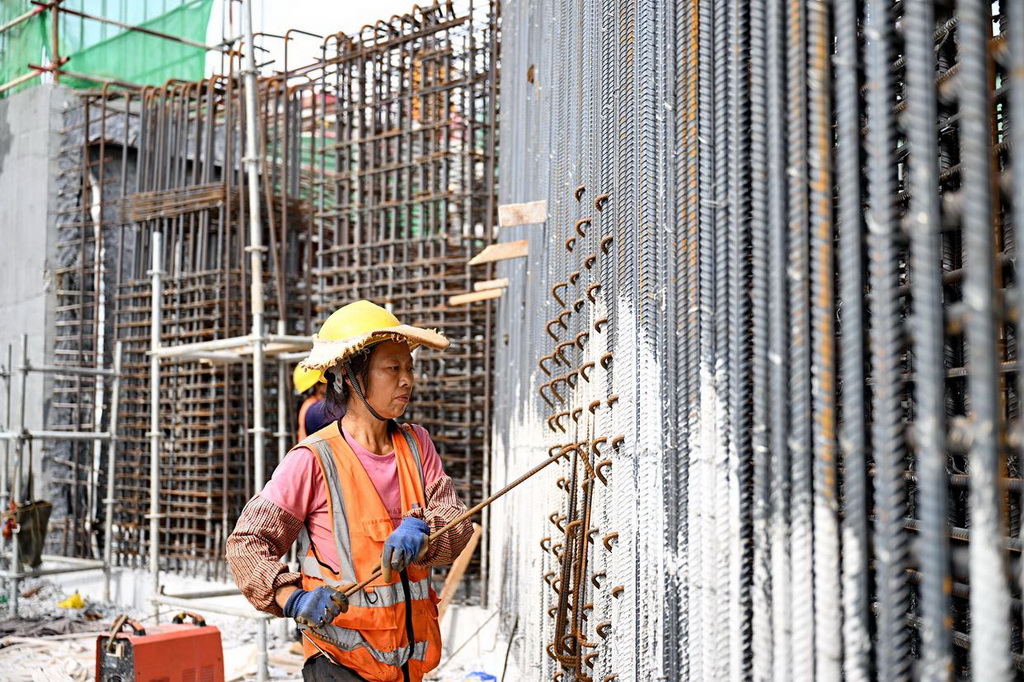 9月12日,工人在雄忻高铁雄安地下段及相关配套工程四标段建设现场作业。
