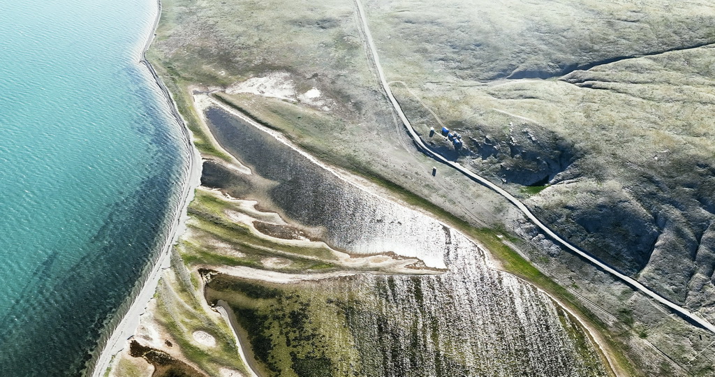 7月25日拍摄的“尕日塘秦刻石”所在地青海省果洛藏族自治州玛多县扎陵湖北岸(无人机照片)。新华社记者 杜笑微 摄