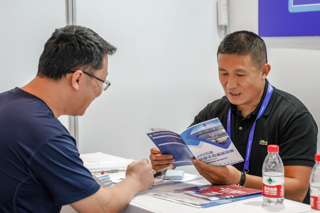 9月15日，在雲南昆明舉行的2025年國家網絡安全宣傳周配套活動——網絡安全和信息化人才招聘會上，用人單位代表和求職者洽談。