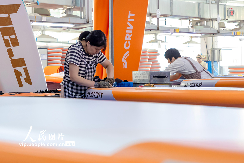 江苏宿迁：赶制冲浪板订单【3】