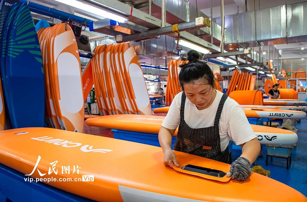 江苏宿迁：赶制冲浪板订单【4】