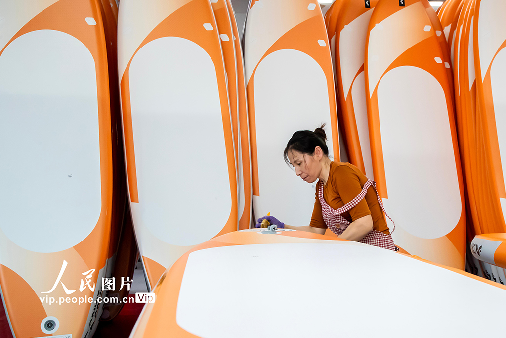 江苏宿迁:赶制冲浪板订单【6】