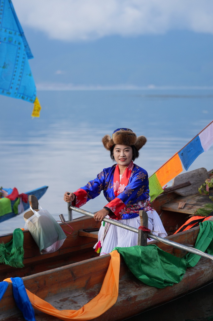 9月16日，一名当地女子身着盛装准备驾驶猪槽船转海。