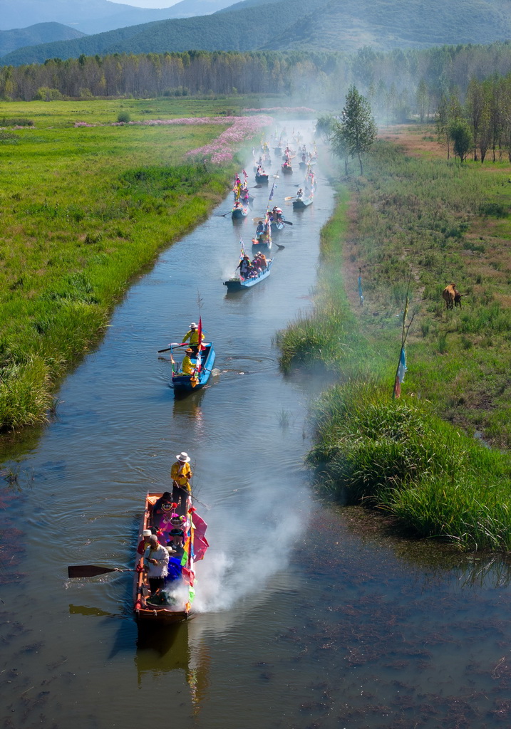 9月16日，当地群众驾着猪槽船从泸沽湖的洛洼北码头开始转海（无人机照片）。