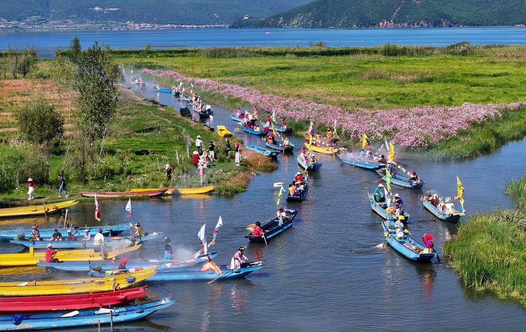 9月16日，當地群眾駕著豬槽船從瀘沽湖的洛窪北碼頭開始轉海（無人機照片）。