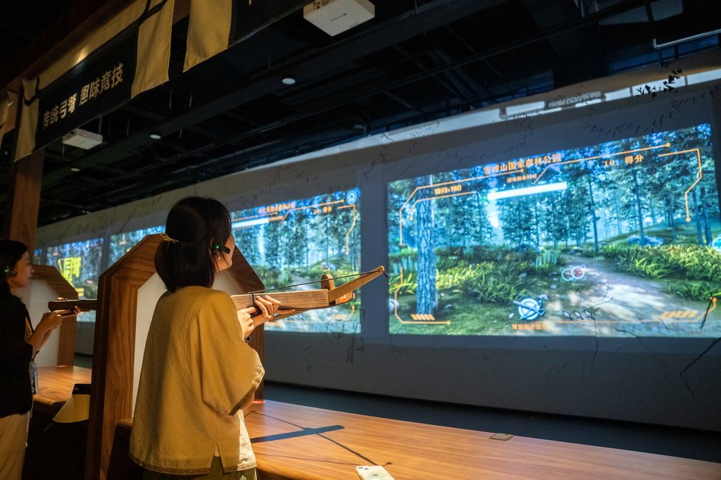 9月16日，在湖南省懷化市五溪非遺園，游客在體驗數字化弓弩。