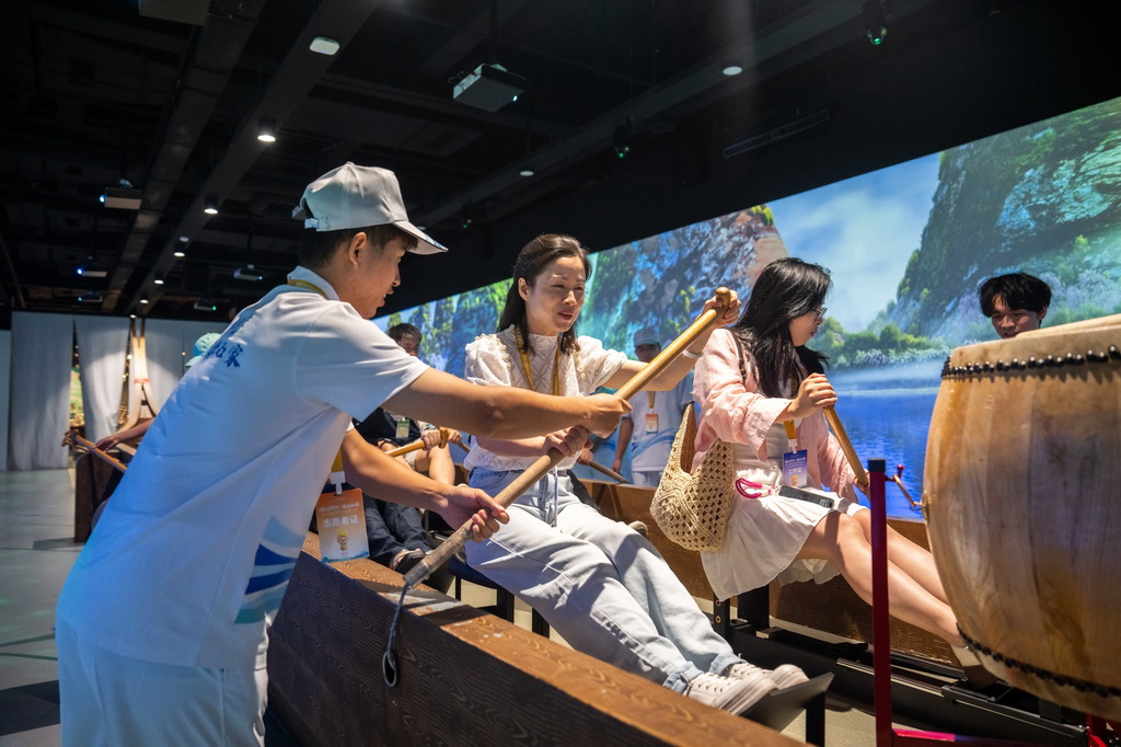 9月16日,在湖南省懷化市五溪非遺園,游客在體驗劃龍舟。