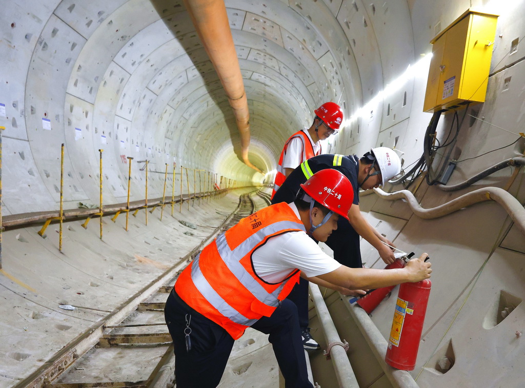 安全監理人員在深圳地鐵16號線共建管廊檢查施工現場的消防設施(9月16日攝)。