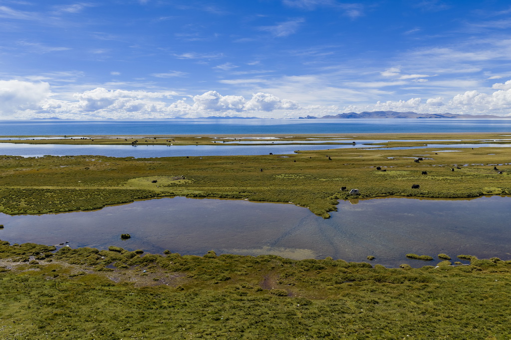 這是納木錯湖邊景色（無人機照片，9月16日攝）。