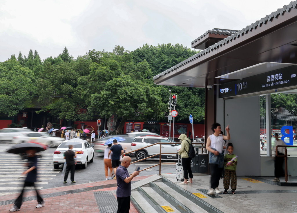 9月17日拍摄的成都地铁10号线三期武侯祠站出入口。新华社记者 江宏景 摄