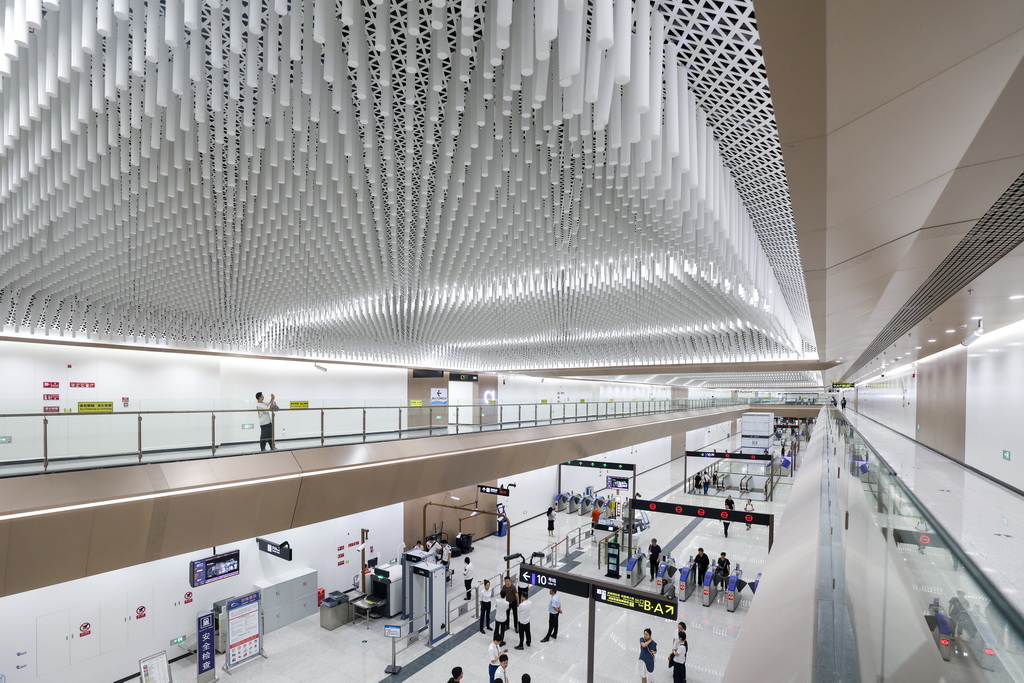 9月17日，在成都地铁10号线三期武侯祠站，旅客进站准备乘车。新华社记者 江宏景 摄