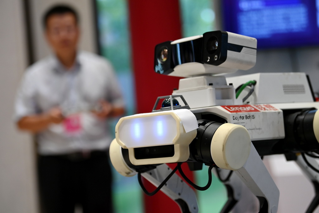 9月17日，工作人員在論壇的文化遺產數字化精品項目展上操作展示應用於應縣木塔數字化保護項目的聯想晨星六足機器狗。