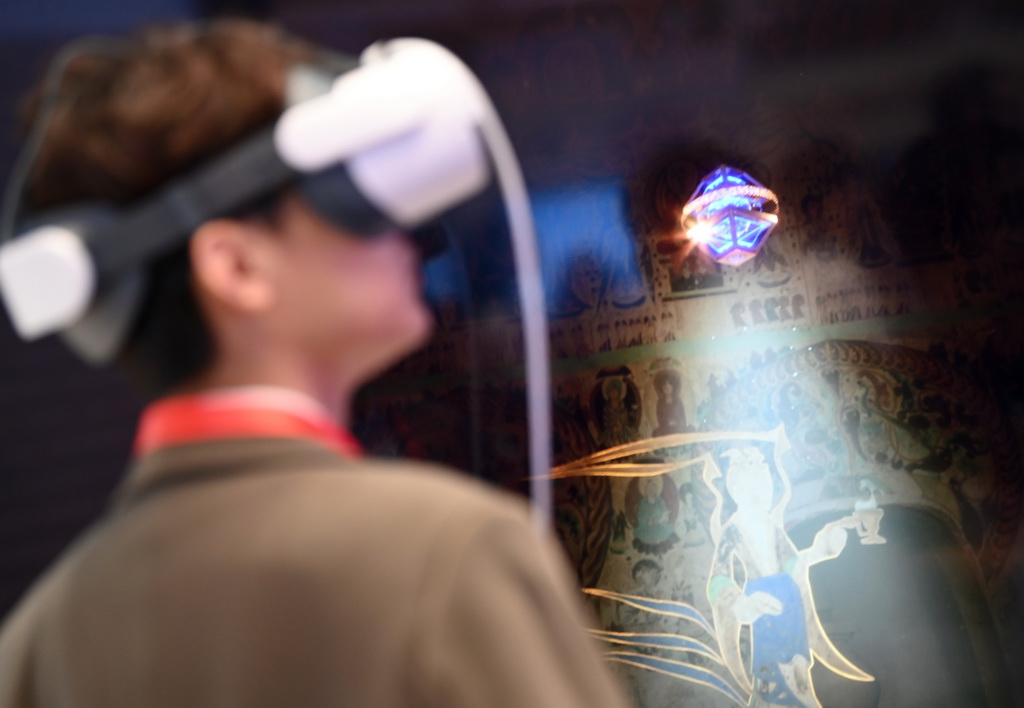 9月17日，與會嘉賓在論壇的文化遺產數字化精品項目展上體驗敦煌研究院《尋境敦煌》項目。