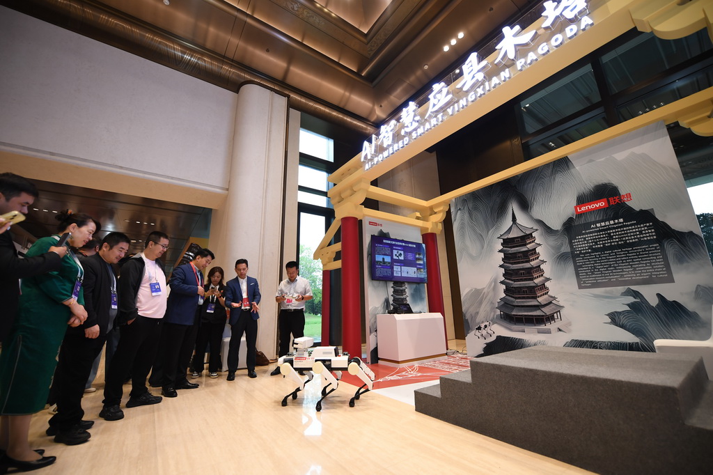 9月17日，與會嘉賓在論壇的文化遺產數字化精品項目展上了解AI智慧應縣木塔數字化保護項目。