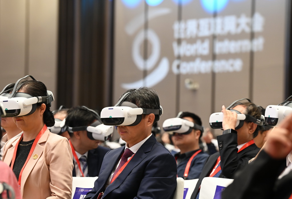 9月17日,與會嘉賓在2025年世界互聯網大會文化遺產數字化論壇開幕式上觀看VR宣傳片。