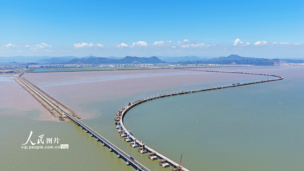 2025年9月17日，浙江省臨海市，頭門港鐵路跨海大橋建設現場。