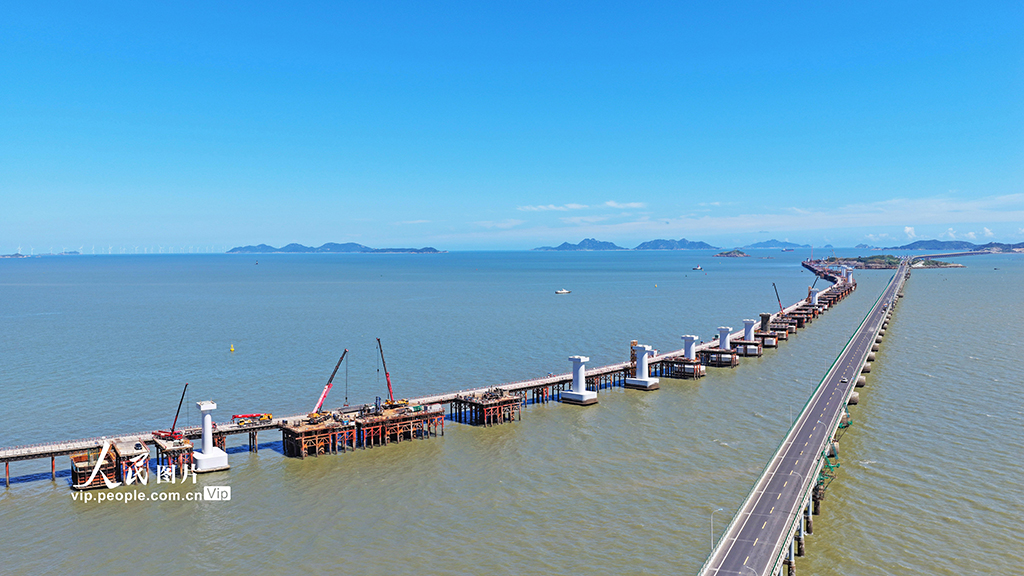 2025年9月17日，浙江省臨海市，頭門港鐵路跨海大橋建設現場。