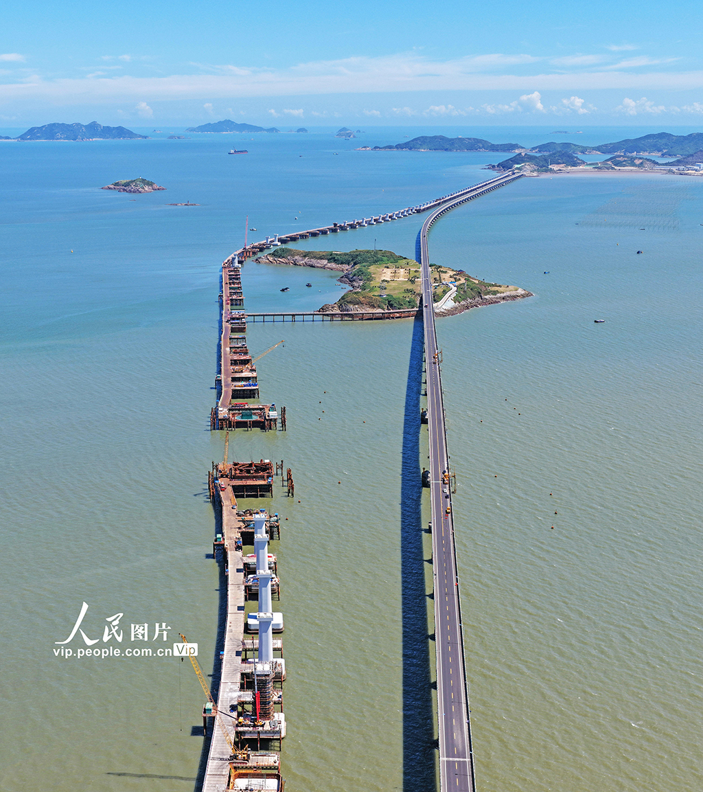 2025年9月17日，浙江省臨海市，頭門港鐵路跨海大橋建設現場。