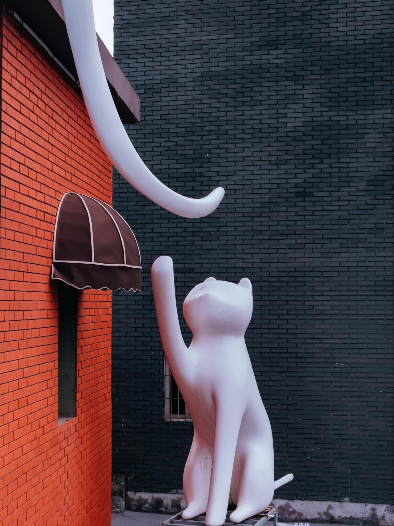 永汉镇街头的豹猫雕塑。邱活摄