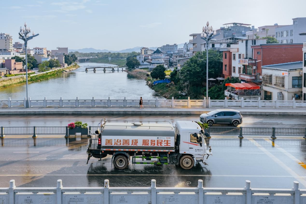 保利发展物业洒水车在清洗路面。邱活摄