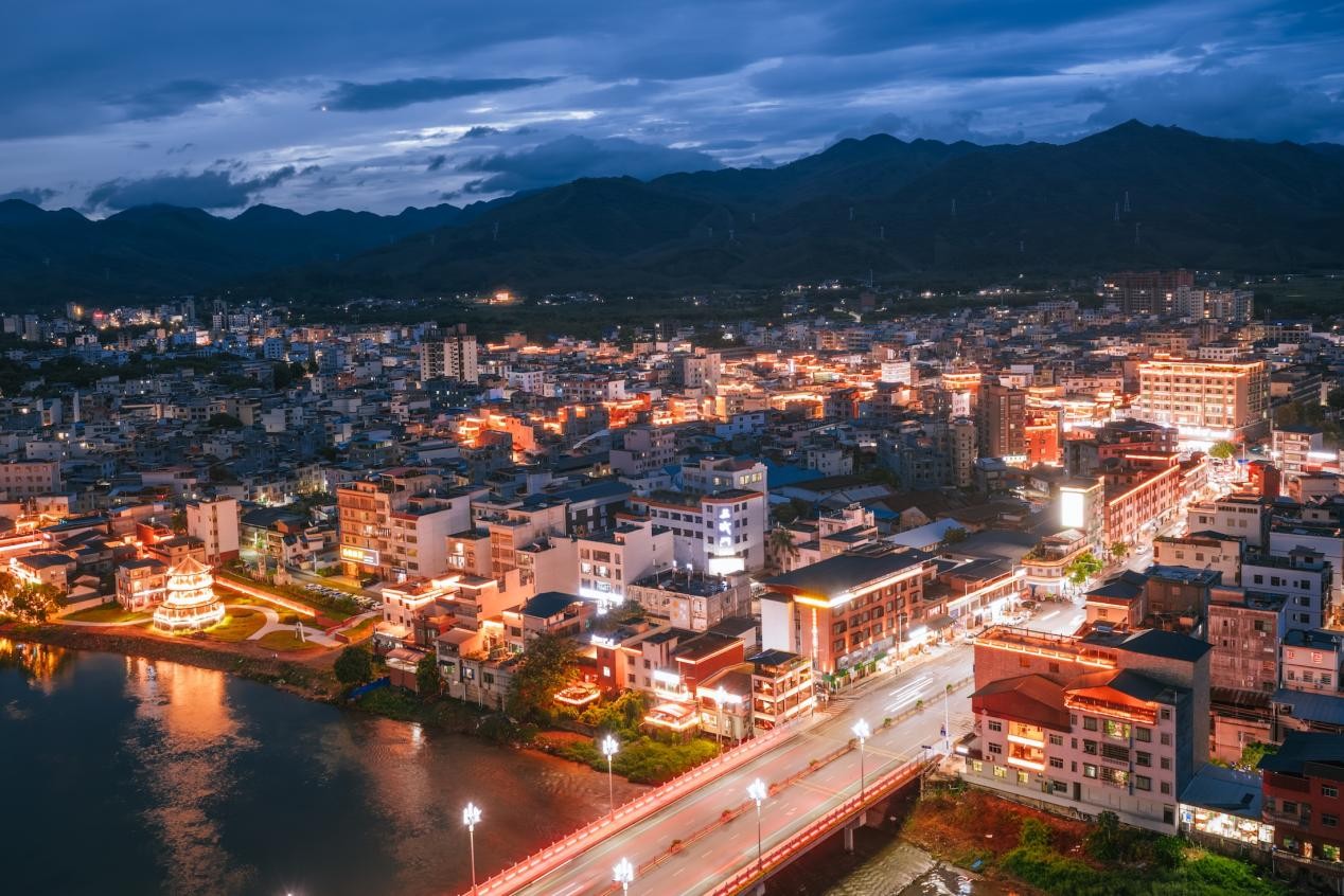 夜晚灯火璀璨的永汉镇。邱活摄