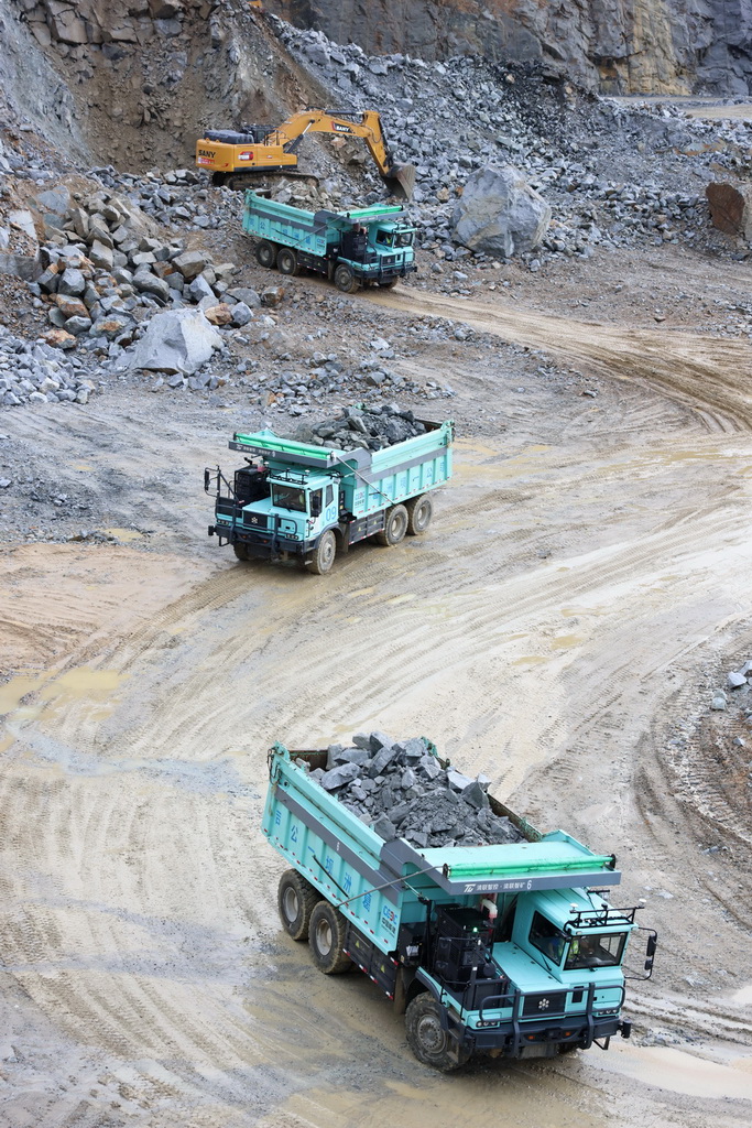 9月17日，無人駕駛礦卡行駛在海南定安縣大嶺花崗岩礦項目現場。