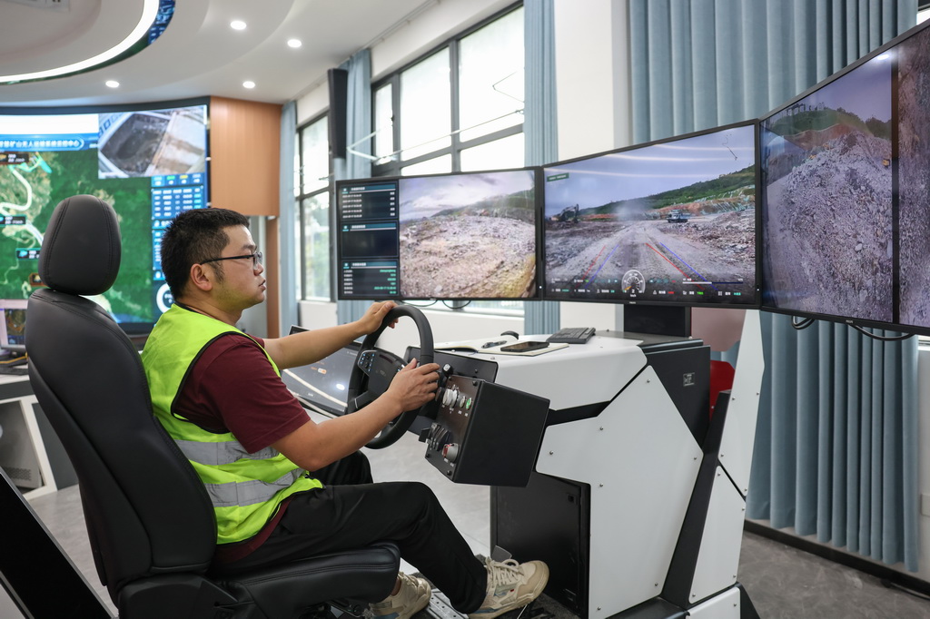 9月17日，在海南定安縣大嶺花崗岩礦項目現場，工作人員監測無人駕駛礦卡的運行情況。