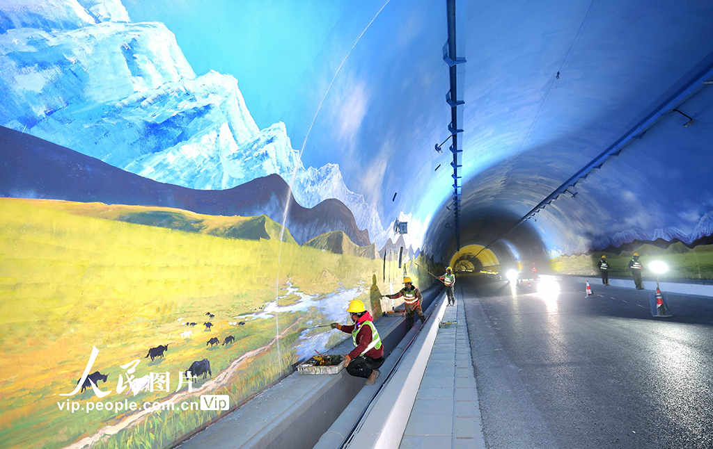 新疆乌鲁木齐：天山胜利隧道景观带施工忙【4】
