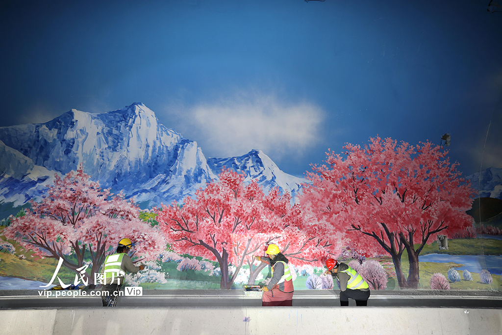 新疆乌鲁木齐:天山胜利隧道景观带施工忙【2】