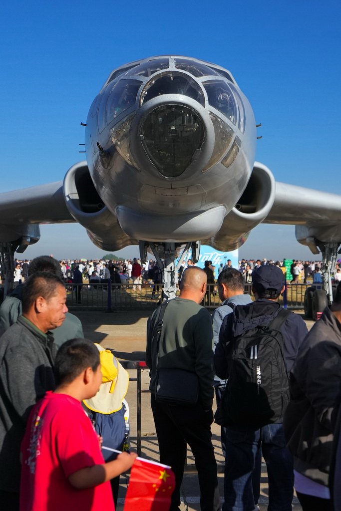 9月20日，觀眾在現場參觀轟-6飛機。
