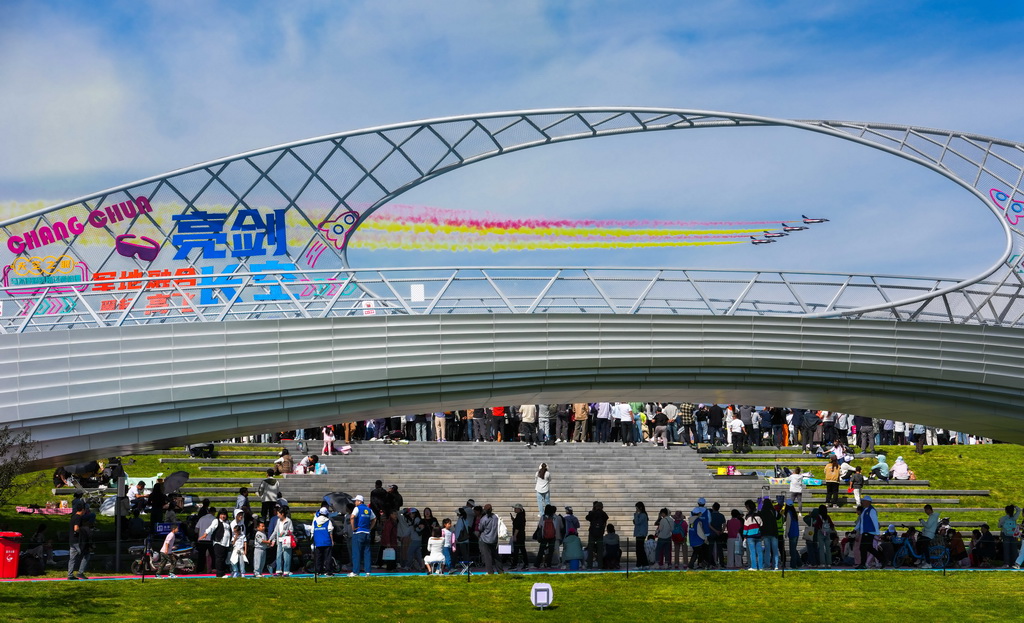 9月20日，參觀者在長春市藍天公園內觀賞飛行表演。
