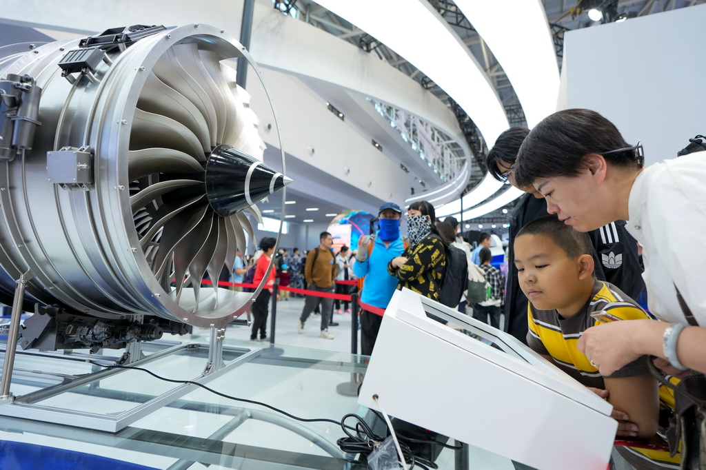 9月20日，參觀者在現場觀看渦扇發動機相關介紹。