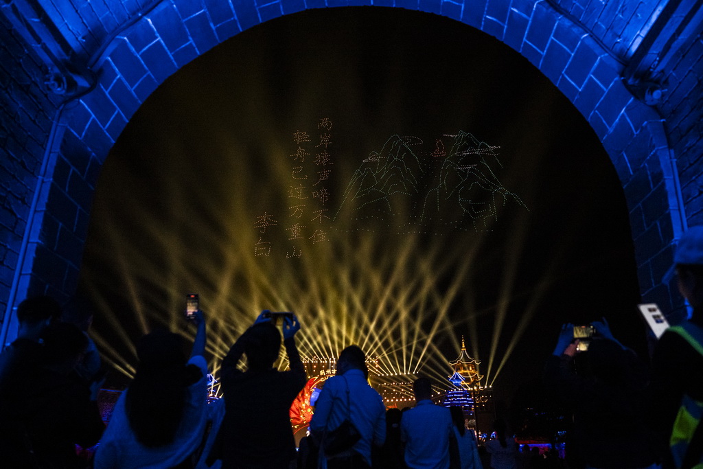 9月20日，觀眾在第二屆楚文化節開幕式上觀看無人機表演。