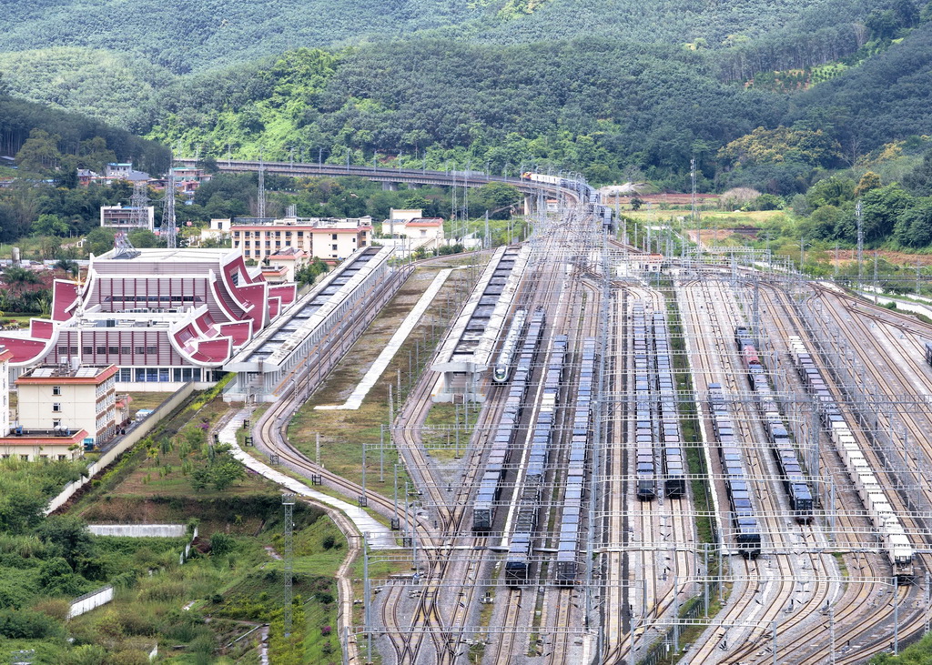 9月21日,中老铁路上的货运列车在磨憨站通过(无人机照片)。