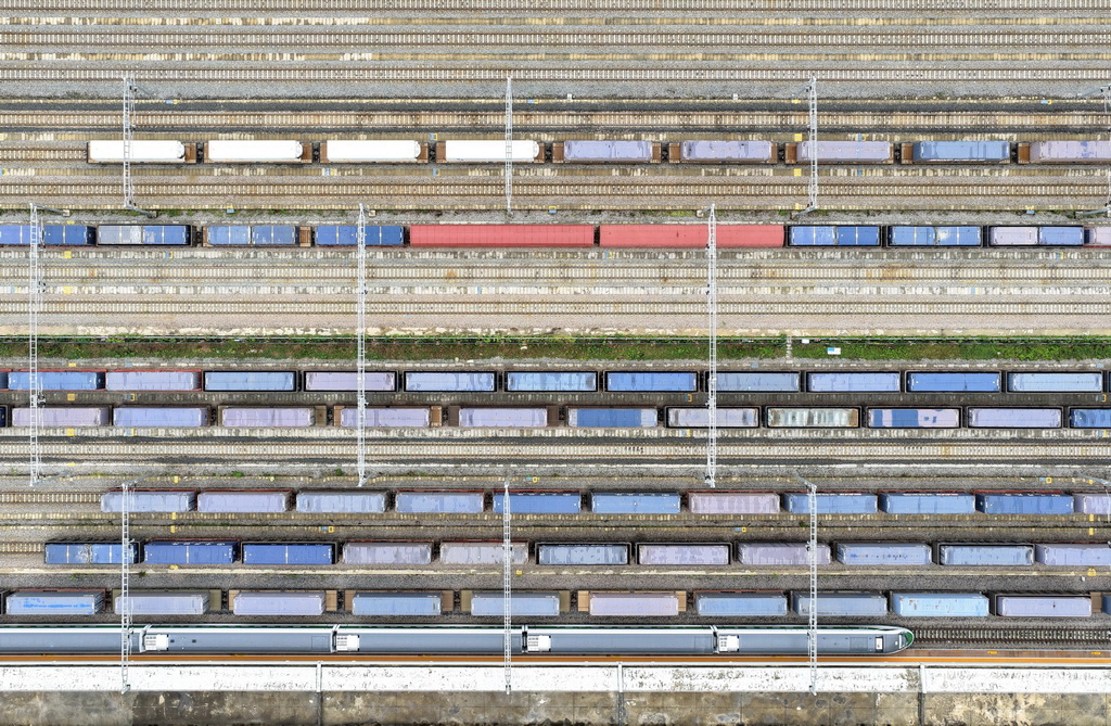 9月21日,中老铁路上的货运列车在磨憨站通过(无人机照片)。