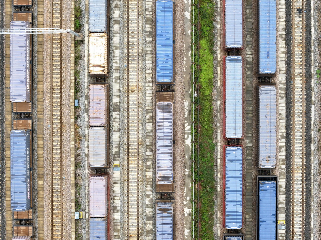 9月21日，中老铁路上的货运列车在磨憨站通过（无人机照片）。