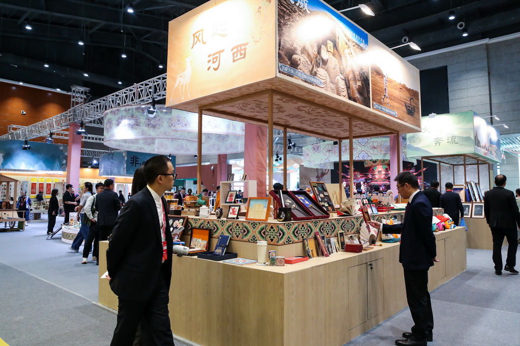 9月21日，與會嘉賓在第八屆絲綢之路（敦煌）國際文化博覽會上參觀甘肅文旅非遺文創展。