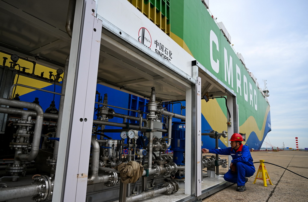 9月22日，在天津港環球滾裝碼頭，工作人員准備進行甲醇加注作業。