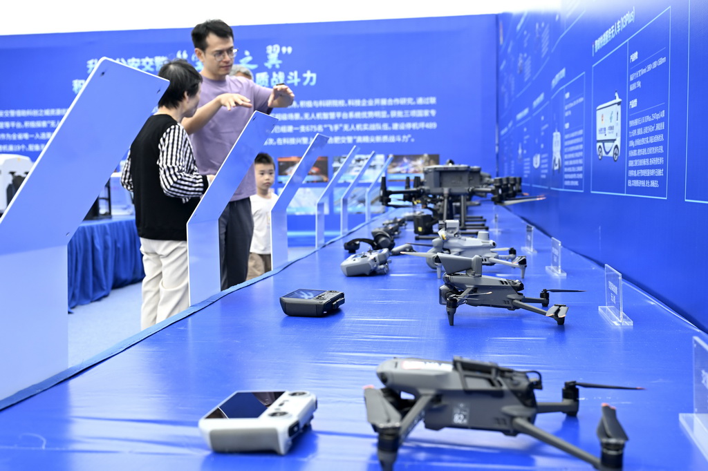 9月21日,觀眾在“全空間無人體系成果展”上參觀合肥交警無人機交通管理裝備體系。