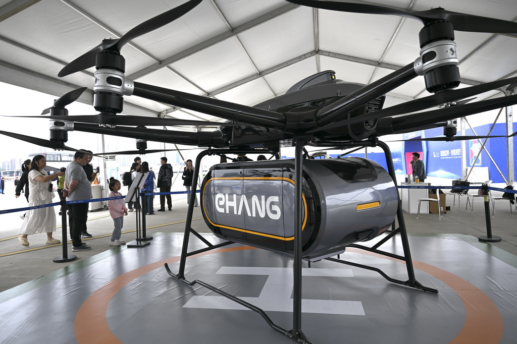 9月21日，观众在“全空间无人体系成果展”上参观一款用于中短途空中物流的大载重无人驾驶航空器。