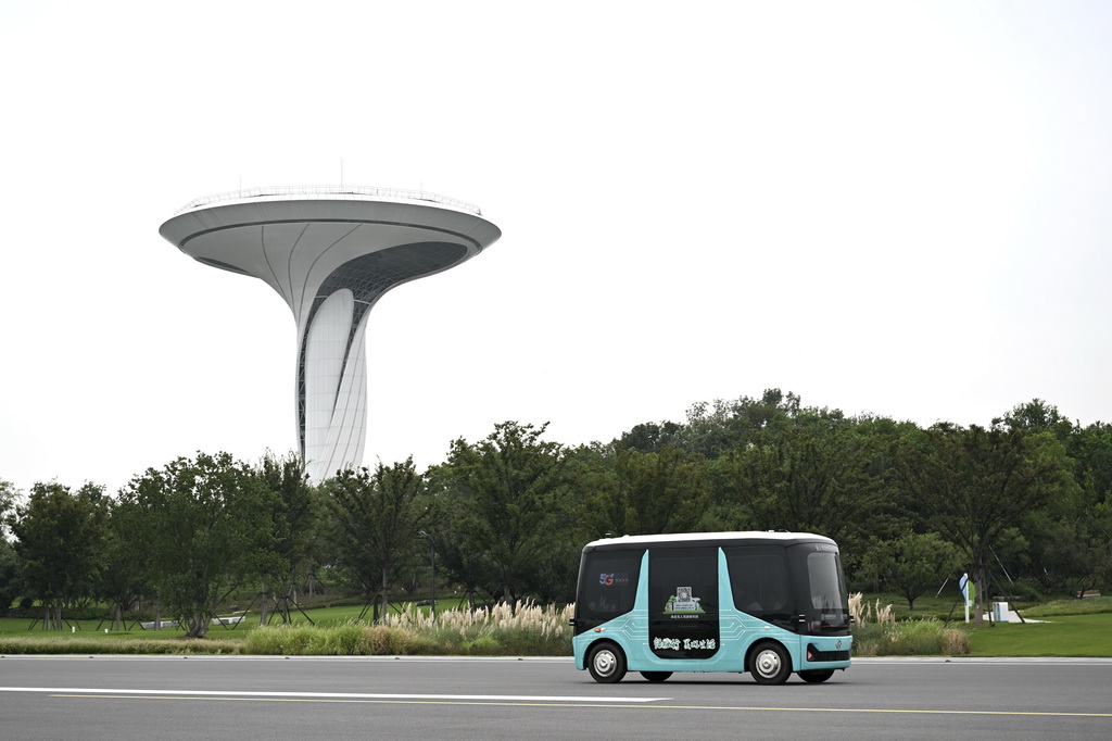 9月21日,一款自动驾驶观光巴士行驶在合肥市骆岗公园内。