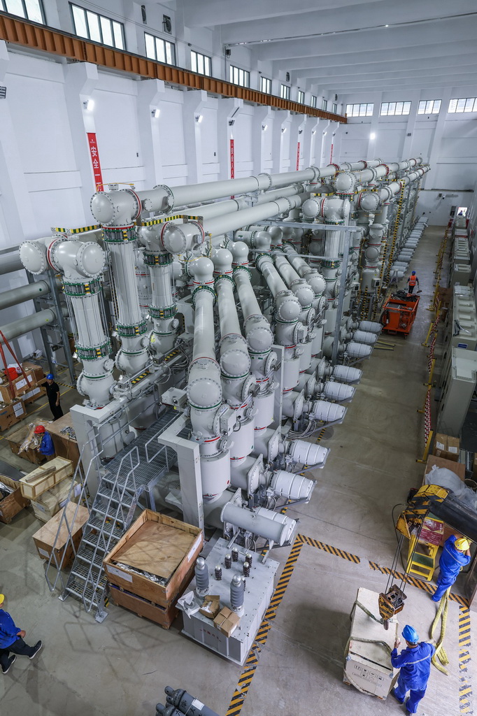 9月23日拍摄的浙江天台抽水蓄能电站内完成安装调试的开关站GIS室。