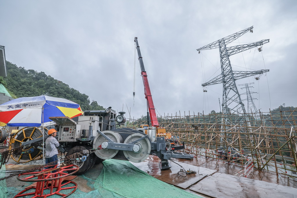 9月23日，在浙江台州坦头镇，浙江省送变电工程有限公司施工人员操作牵张机进行导地线展放工作。