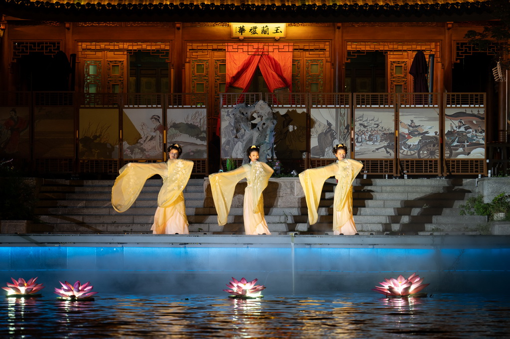 9月23日，在无锡市古运河沿岸，演员为游客表演。