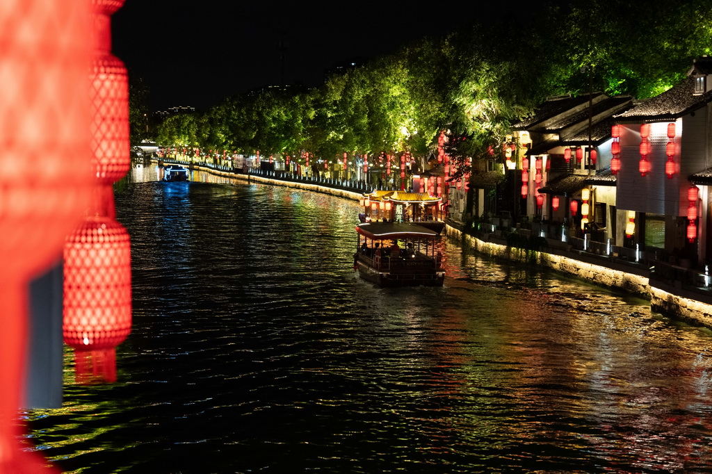 9月23日,游船行驶在无锡市古运河上。