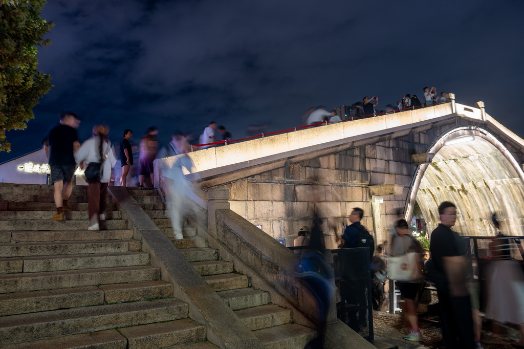 9月23日，游客在清名桥历史文化街区参观。