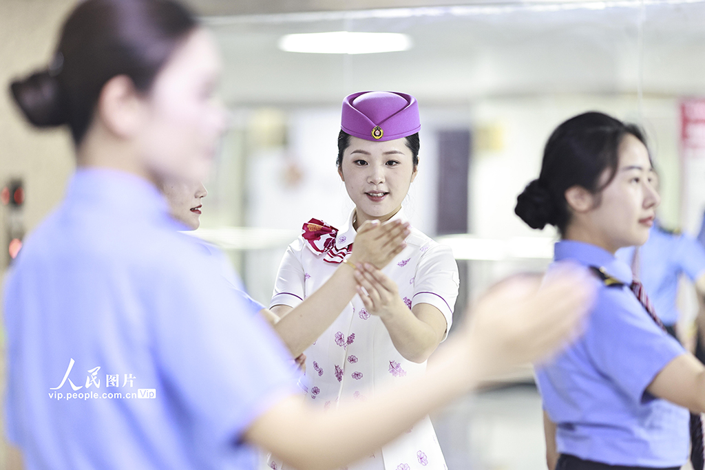 重庆：客运员开展服务礼仪培训 备战国庆假期